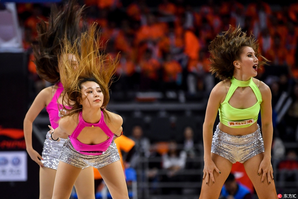 舞蹈动作定格,宝贝们稳稳地坐在地上完成横叉一字马,双手自然放在膝盖上,脸上洋溢着灿烂的笑容,仿佛在享受这个展示自我、点燃全场的闪耀时刻。