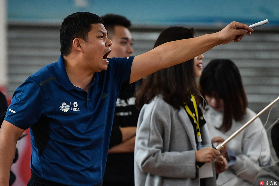 尽管被换下场，小球员依然全神贯注地聆听教练布置战术，教练则蹲下身子，与球员平视，耐心地用手指点着场上的位置。