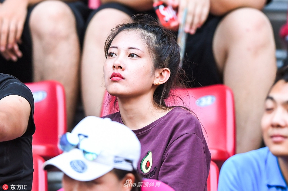 ??克萊底角三分瞄了一眼 竟然打到了籃板側沿