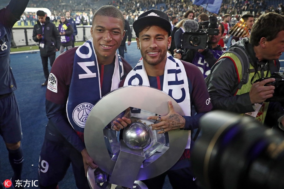 颁奖典礼上，姆巴佩神情庄重地举起法国足球先生奖杯，聚光灯下，这一刻属于法国足球的未来。