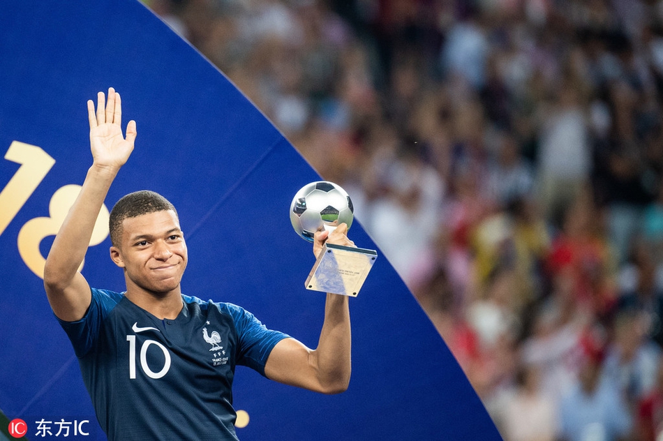 训练场边的姆巴佩面带轻松的微笑，阳光洒在他的脸上，眼神中充满对未来的憧憬与自信。