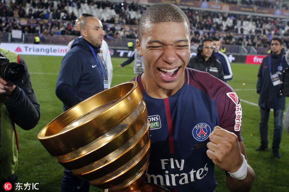 法甲赛场上，姆巴佩进球后与队友内马尔拥抱庆祝，两人脸上都洋溢着对胜利的渴望和喜悦。