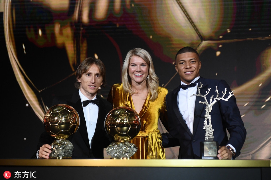 俄罗斯世界杯决赛的卢日尼基球场，姆巴佩张开双臂在雨中奔跑庆祝，身后是漫天的烟火和队友追逐的身影。