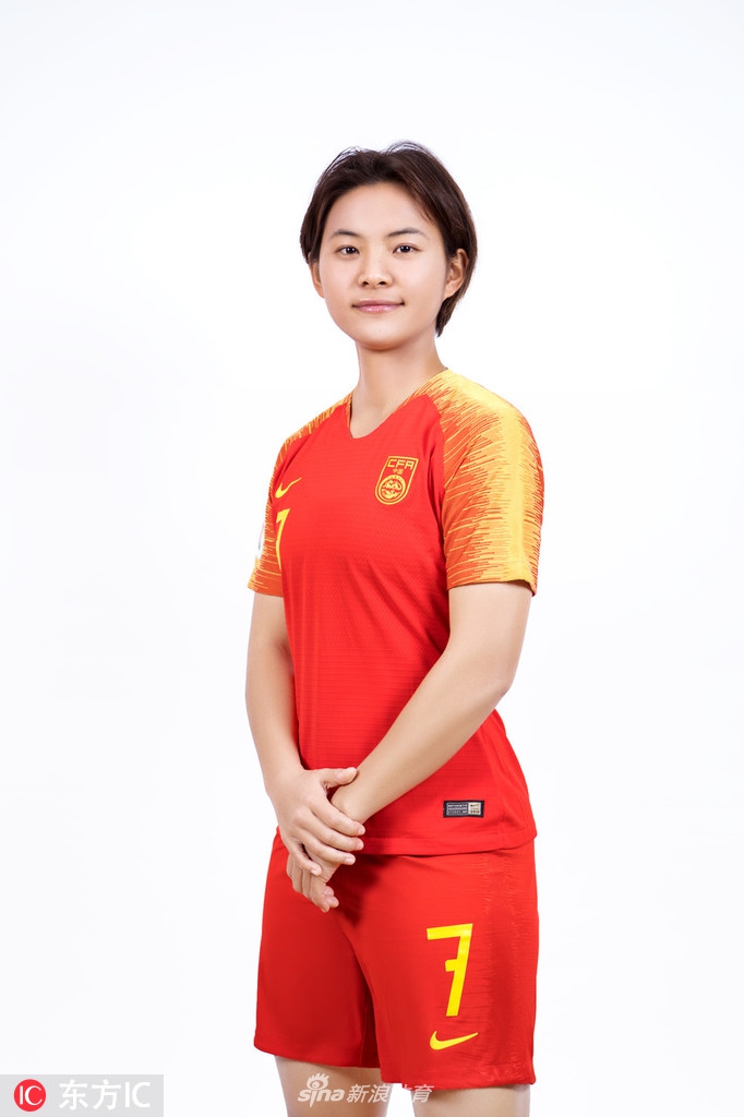 王霜再披红色战袍拍摄写真 为中国女足点赞