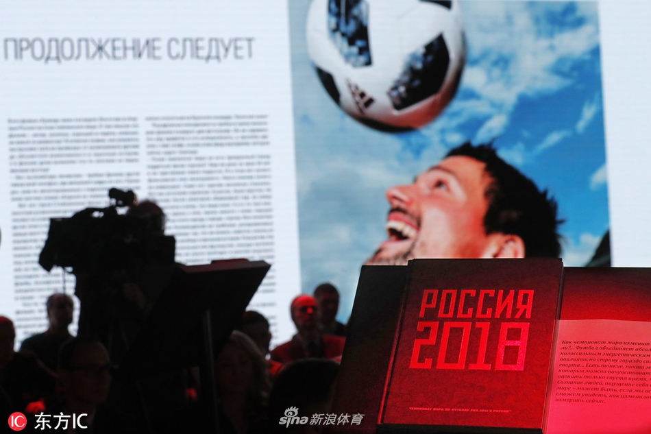 闭幕式当晚，莫斯科的夜空被烟花点亮，画册的最后一页以此作结，寓意着这场足球盛宴虽已落幕，但留给人们的感动与回忆永不熄灭。