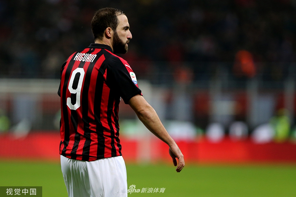 镜头定格在维阿进球后的瞬间，他掀起球衣露出里面精心准备的T恤，庆祝自己红黑生涯的百球里程碑，满脸都是无法复制的喜悦与骄傲。