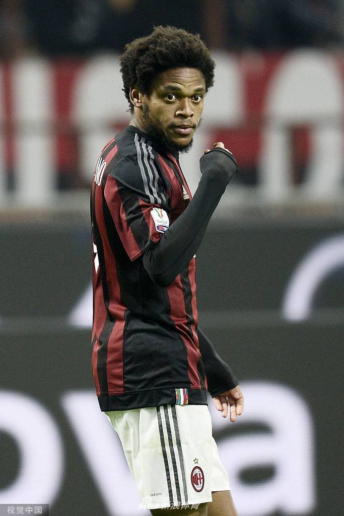 赛场上，新援在与对手拼抢后失去重心倒地，他伸手试图触碰滚向远处的皮球，那渴望的眼神与身上那件令人窒息的9号球衣形成了无声的对话。