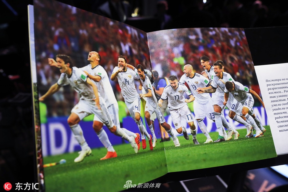 在莫斯科凛冽的寒冬中，一本厚重的世界杯官方画册静静陈列，深色的封面仿佛诉说着夏日赛场的炙热与激情。