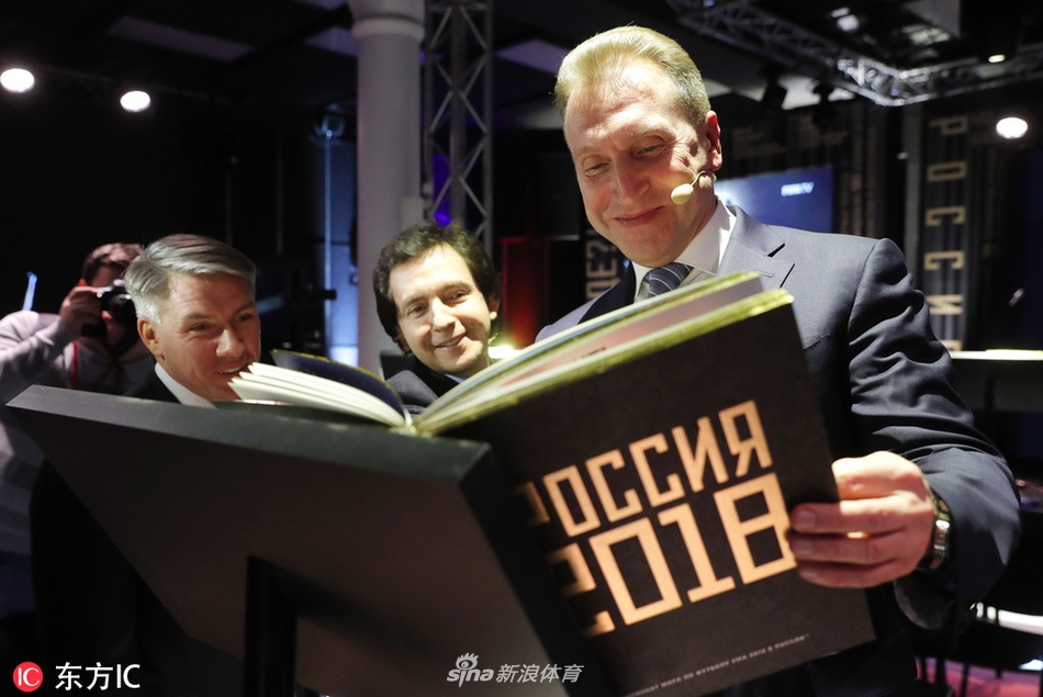 画册内页中，前苏联门神雅辛身着经典黑色球衣飞身扑救，时间仿佛在这一刻凝固，只留下那永恒的守护者姿态。