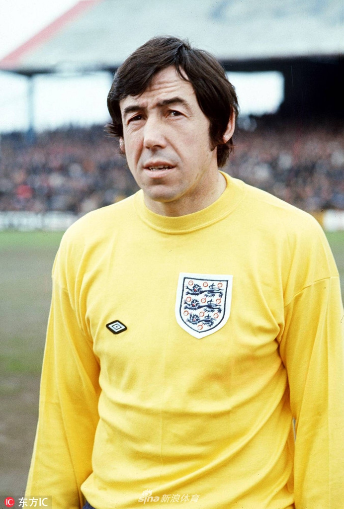 晚年的班克斯面带慈祥的微笑，虽然岁月在他脸上刻下了痕迹，右眼的失明也成为了永恒的遗憾，但他的眼神依然清澈，仿佛在回忆那段属于自己的、充满荣耀与奇迹的绿茵年华。