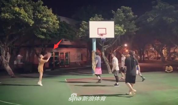 夫妻俩在球场上并排站立，周杰伦一手运球一手护着昆凌，昆凌面带笑容随时准备跑位，连对手都被这份甜蜜感染而露出微笑