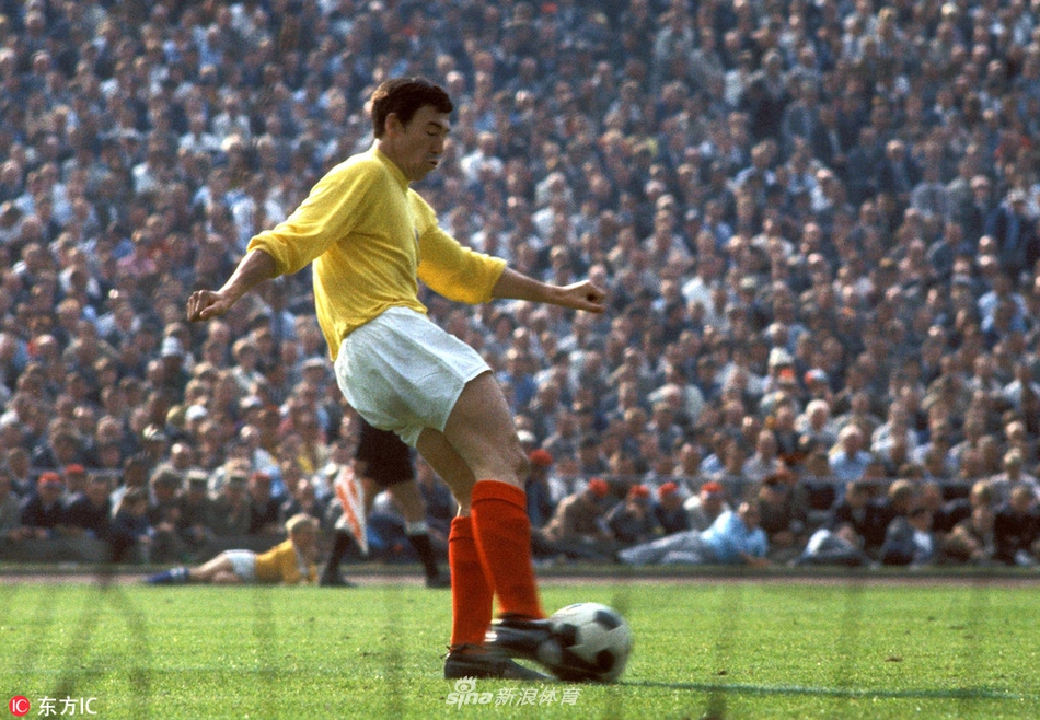 球场上，班克斯侧身单掌将球托出，尽管照片模糊，但依然能感受到他动作的舒展与敏捷。这并非“世纪扑救”的那一幕，却是他千百次常规操作中的一次缩影，彰显着顶级门神的日常。