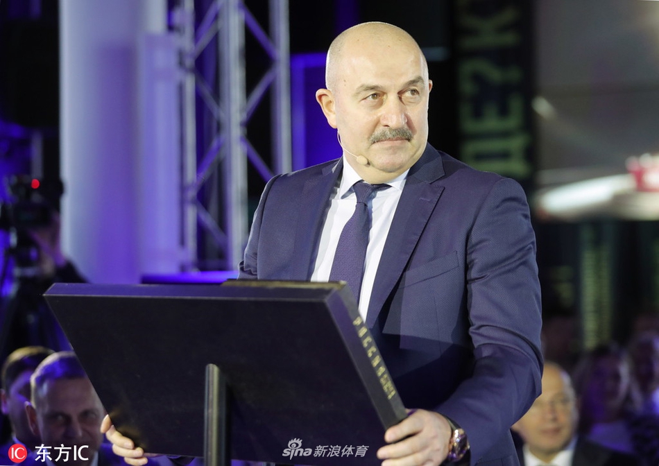 除了激烈的比赛瞬间，画册还收录了莫斯科街头世界杯期间盛大的球迷狂欢节，不同肤色、不同语言的人们在这里因足球而相拥。