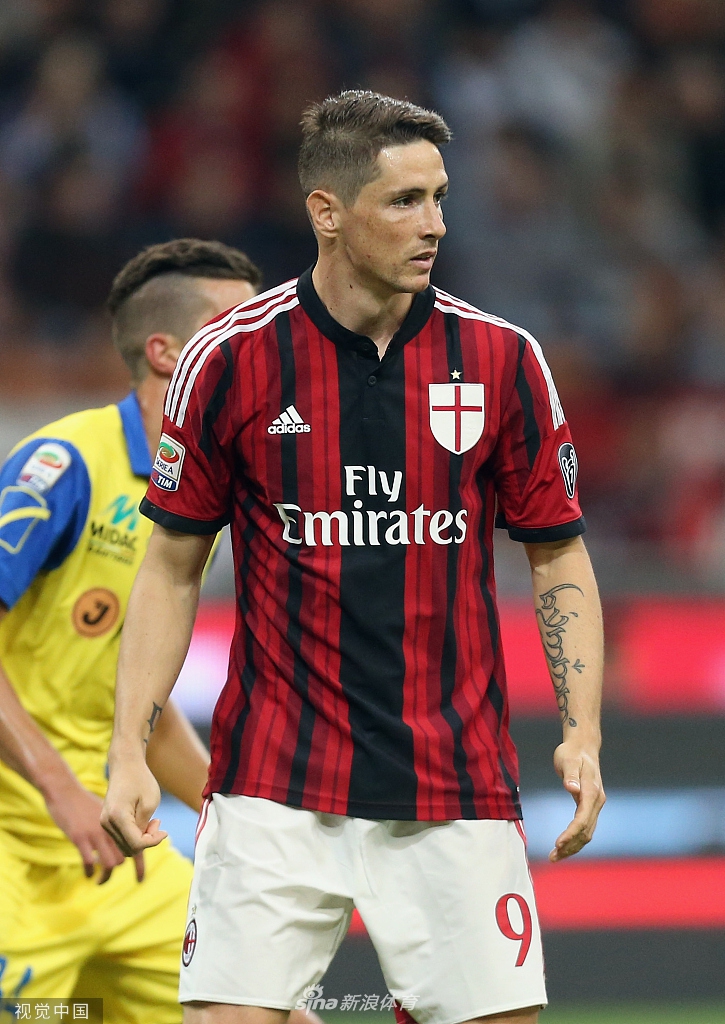 比赛进行到白热化阶段，米兰的9号球员在禁区内高高跃起，力压对方后卫完成了一次势大力沉的头槌攻门，阳光勾勒出他充满力量的身形，那是禁区内王者的姿态。