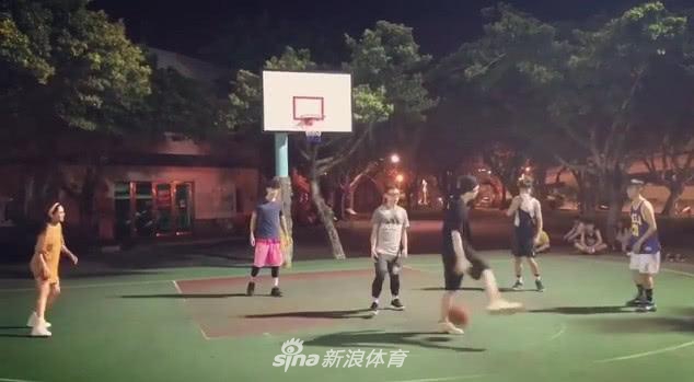 昆凌投篮出手的瞬间身体舒展，篮球即将离开指尖，周杰伦在身后注视着她的动作，仿佛在欣赏一件艺术品