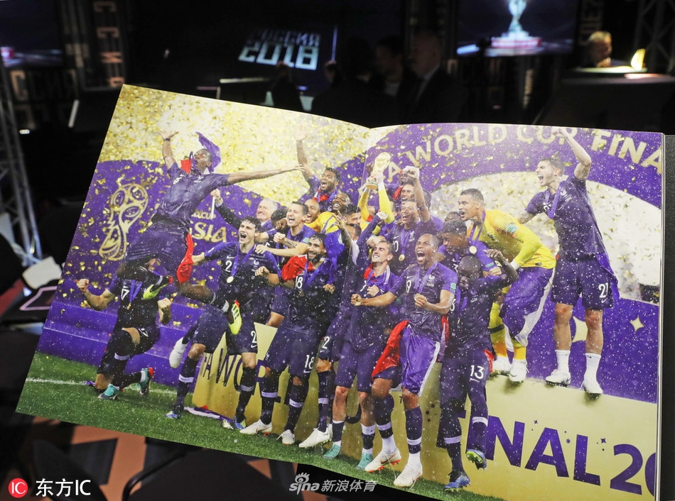 翻开画册，雅辛在莫斯科迪纳摩时期的珍贵老照片映入眼帘，泛黄的底色不仅没有褪去他的传奇色彩，反而让那份坚守更加动人。