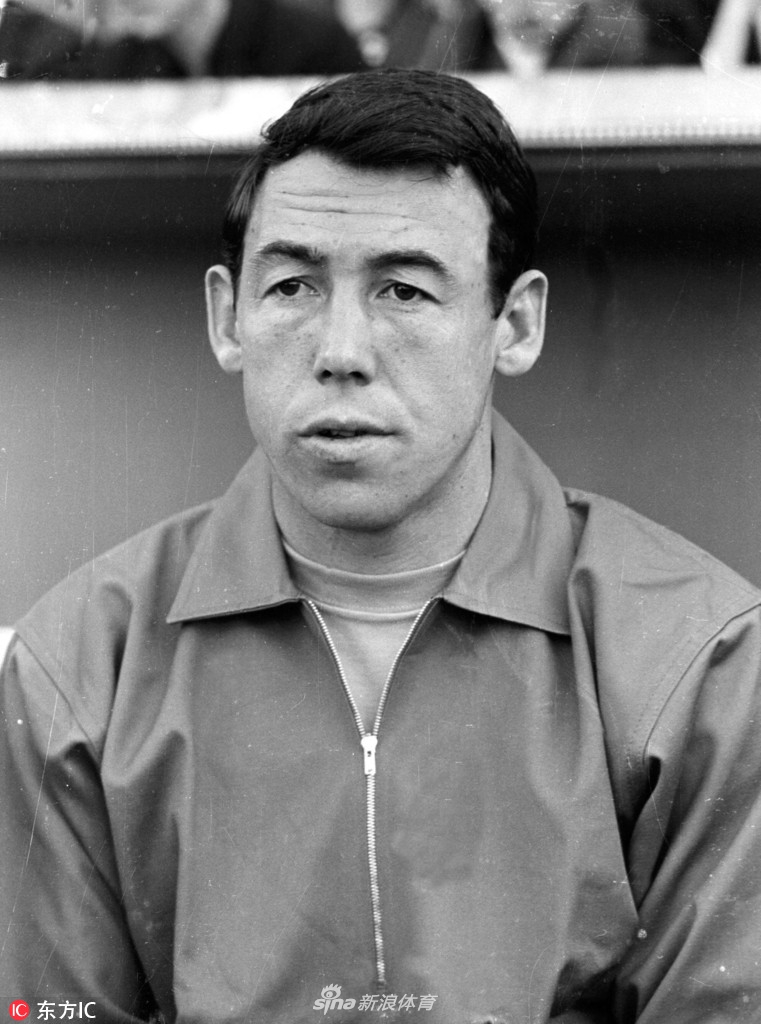 这张照片捕捉到了“世纪扑救”的经典瞬间：班克斯鱼跃腾空，身体几乎与地面平行，右臂完全伸展，指尖刚好将皮球托在门线之外。他的姿态像一只展翅的雄鹰，充满了力与美的极致张力。