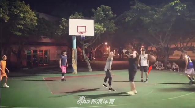 周杰伦为昆凌送上精彩传球后露出得意的笑容，昆凌则全神贯注准备接球，两人眼神交汇的瞬间满是信任