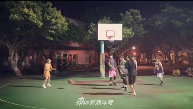 进球后昆凌开心地看向周杰伦，周董也伸手示意，两人击掌庆祝的瞬间笑容比进球还要灿烂