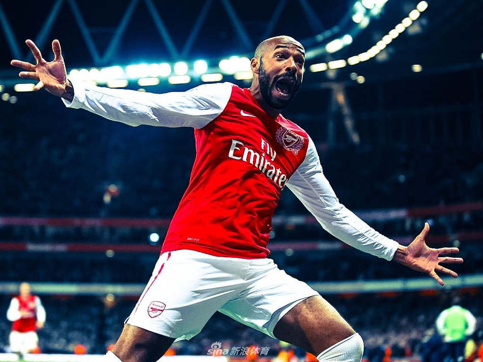 弗兰克·兰帕德身披切尔西蓝色战袍，在斯坦福桥球场激情滑跪庆祝进球，身后是巨型看台上沸腾的蓝色海洋，完美定格了“神灯”的经典瞬间