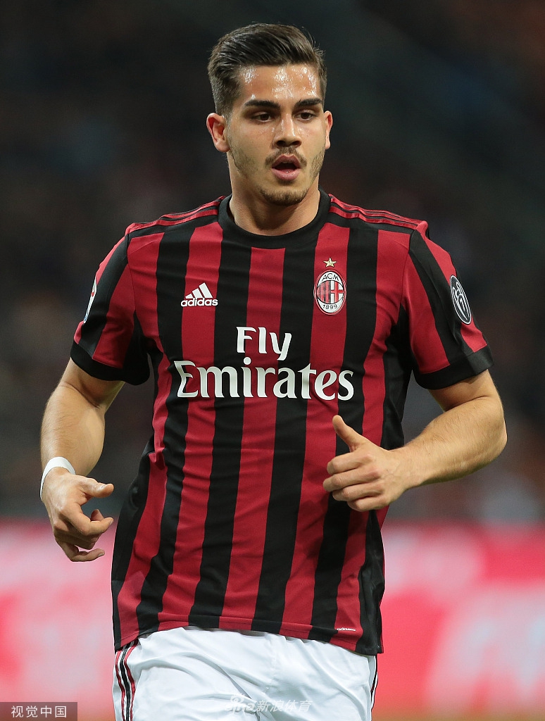 聚光灯下，身披红黑间条衫的射手低头轻吻胸前的队徽，那件9号球衣在光影交织中显得格外神圣，仿佛在许下忠诚与进球的誓言。