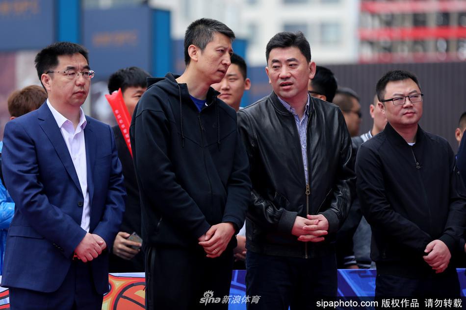 郭士强与辽宁体育局篮管中心副主任傅野一同现身开幕式现场,两人在背景板前亲切交流,神情轻松愉悦。