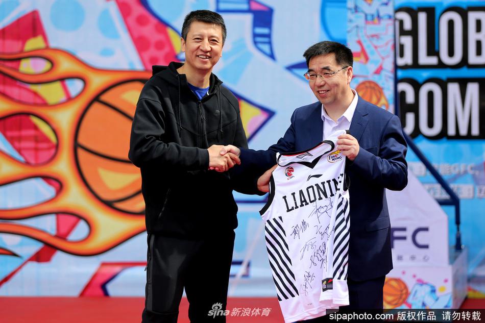 在郭士强的关注下,参加街头篮球争霸赛的球员们在赛场上激烈对抗,展现出沈阳年轻人蓬勃的朝气与篮球热情。