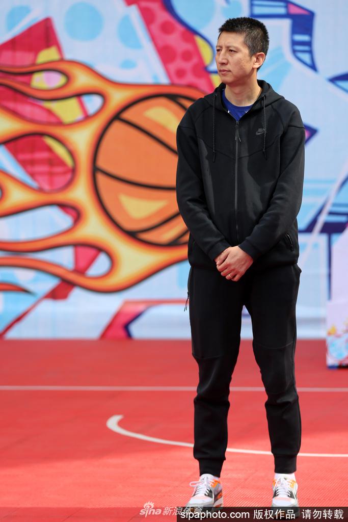 郭士强在活动现场将一件签有辽宁男篮全队将师名字的珍贵签名球衣赠送给主办方地产老总,两人握手致意。