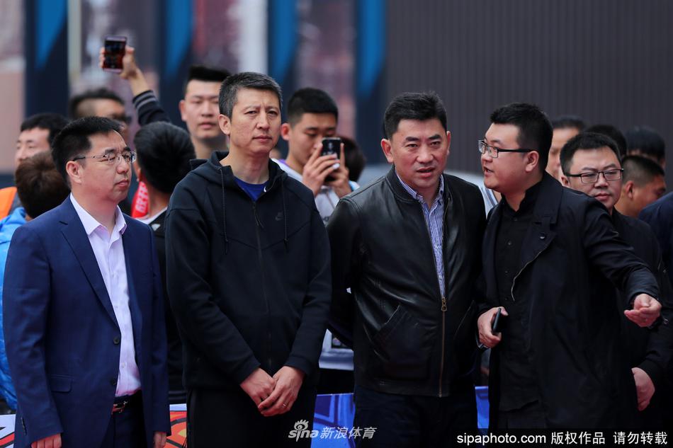 辽篮主帅郭士强现身沈阳街头篮球赛活动现场,面带微笑向热情欢呼的球迷挥手致意,引爆全场气氛。