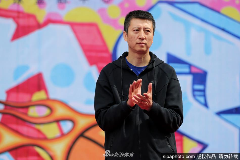 郭士强在沈阳街头篮球争霸赛上为揭幕战开球,他单手将球抛向空中,标志着这场民间篮球盛事正式拉开战幕。