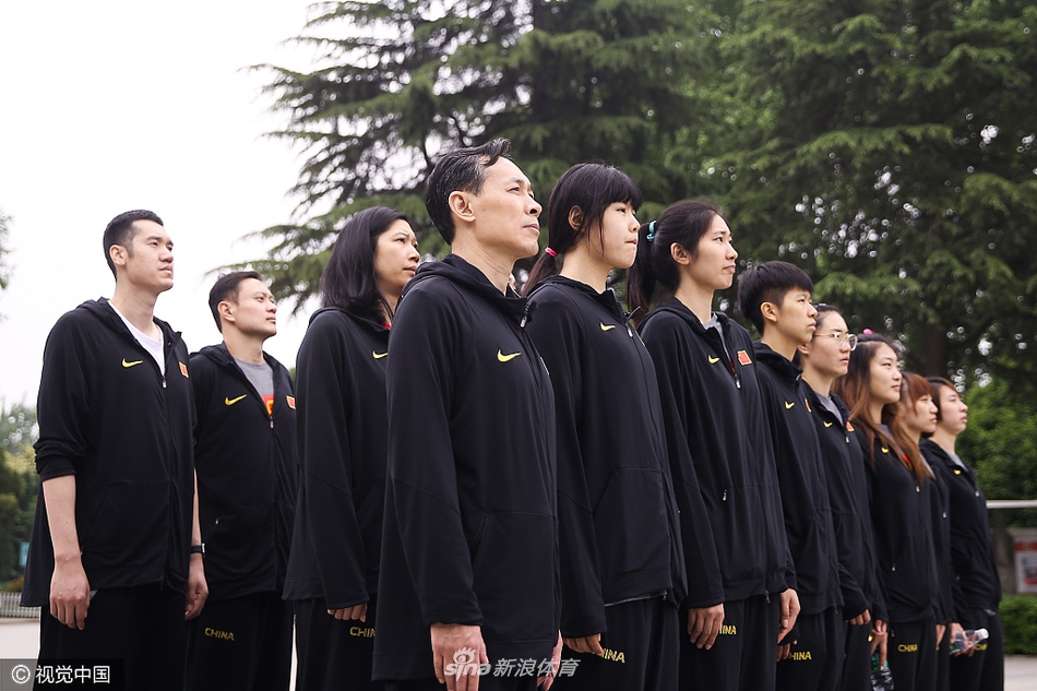 走出纪念馆，女篮队员们沐浴在阳光下，她们的表情由凝重转为坚定，仿佛从历史的洗礼中汲取了无穷的力量，步伐更加自信地迈向训练场。