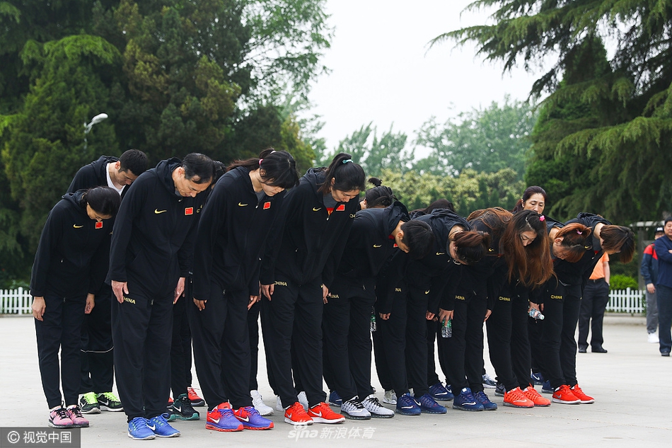 几位女篮队员围在一面展示着支前民工使用过的独轮车和扁担的展墙前，她们认真地阅读着文字介绍，仿佛能听到当年车轮滚滚支援前线的历史回响。