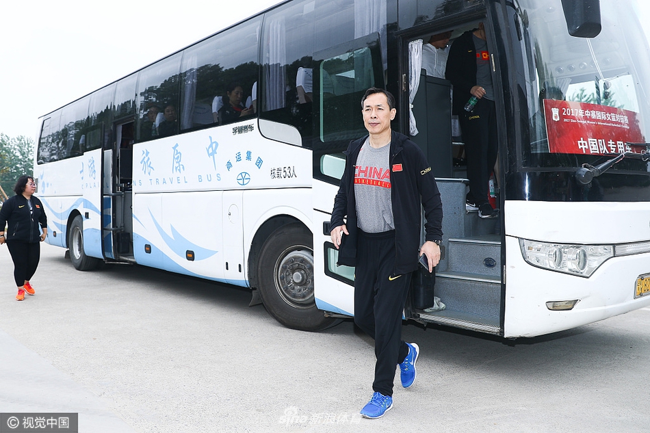 在淮海战役纪念馆的标志前，中国女篮全体人员合影留念，青春的面庞与厚重的历史在此刻交汇，红色的薪火将在她们手中代代相传。