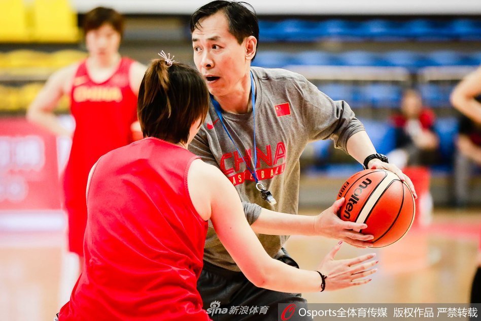 许利民指导双手抱胸，目光如炬地紧盯场内训练，哨子挂在胸前随时准备叫停纠错。