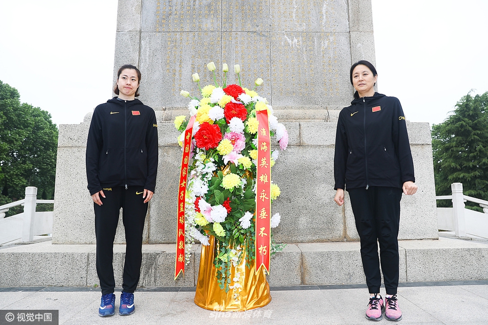 在锈迹斑斑却依然透着历史光芒的枪支弹药展柜前，一位女篮队员俯身细看，眼神中流露出对革命先辈英勇战斗精神的无限敬仰。