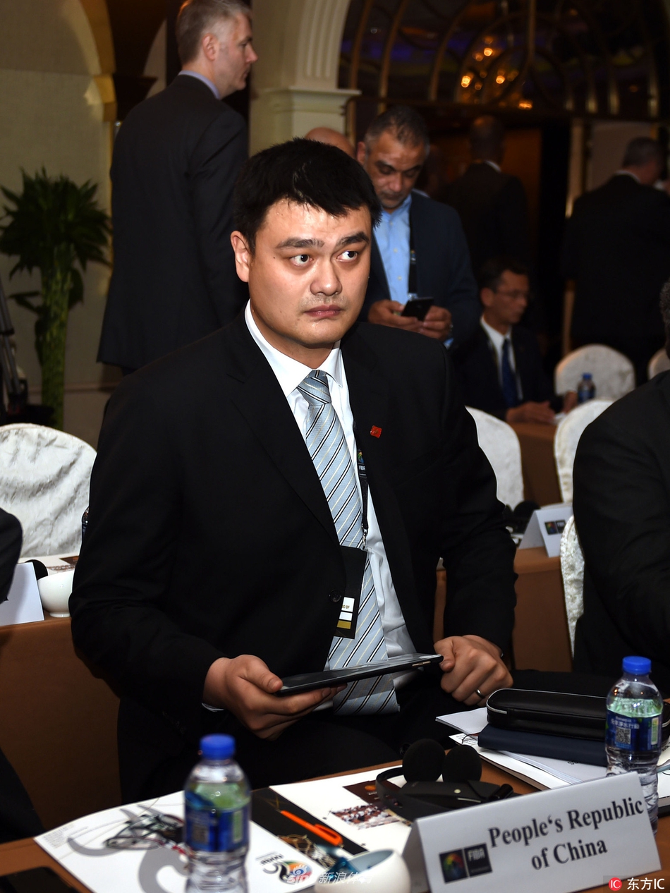 香港维多利亚港畔的夜色璀璨，远处写字楼的灯光与近处会场的灯光交相辉映，象征着篮球运动在东方之珠的夜晚依然闪耀着活力与希望