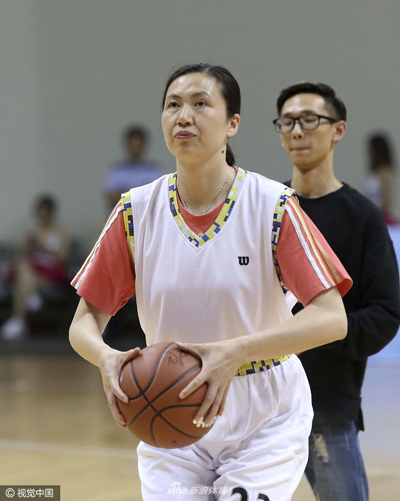 女排功勋周苏红跨界打篮球做慈善