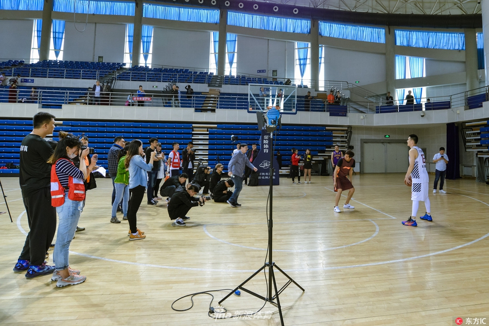 签名的队伍越来越长，但杨鸣始终面带微笑，专注地为面前的粉丝签名，他的亲和力与超高颜值让现场每一位接触到他的人都如沐春风。