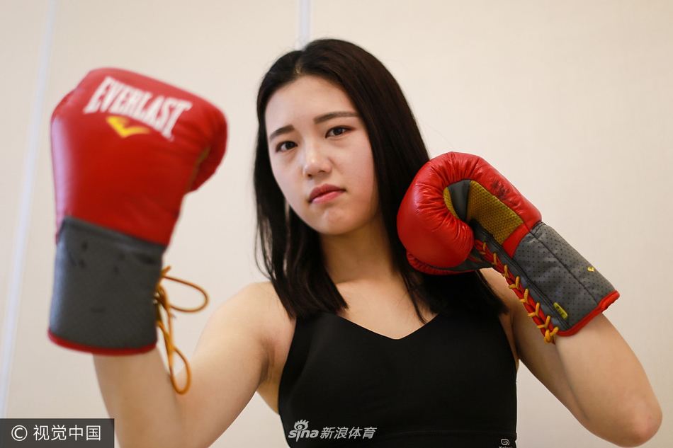 拳击宝贝海选美女击沙袋秀身材