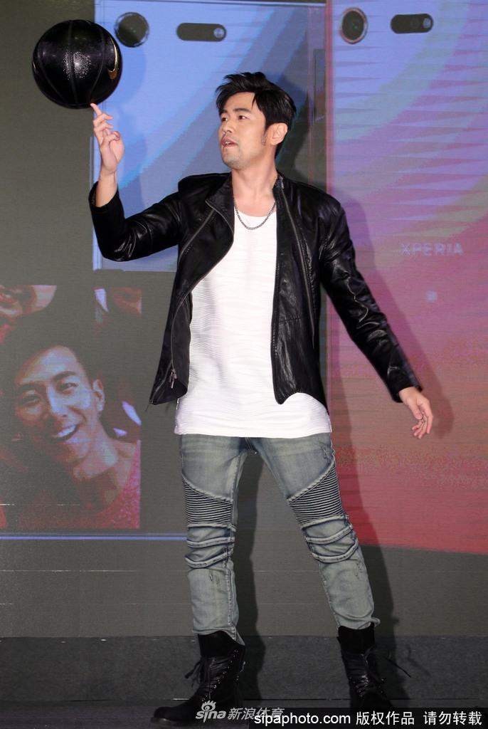 面对众多镜头和粉丝的欢呼，周杰伦开心地挥手致意，身后的大屏幕记录下他这一欢乐时刻。