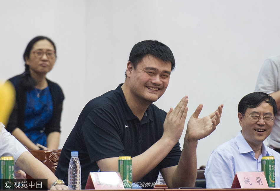 姚明在看台上突然开怀大笑，眼睛眯成两道弯弯的月牙，嘴角高高上扬，露出整齐的牙齿，平日严肃的形象瞬间变得憨态可掬，成为当晚最亮眼的场外风景。