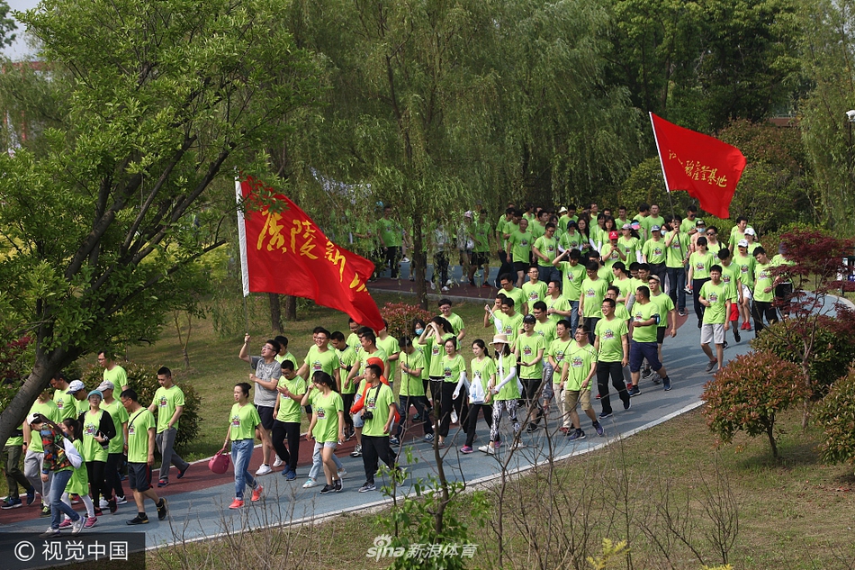 2017年5月21日上午,5000余名扬州市民齐聚扬州马拉松广场参加...图片 774282 950x633