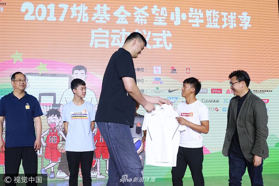 启动仪式结束后，姚明与全场嘉宾、身穿球衣的小球员们以及大学生志愿者一同合影留念，姚明站在人群中央，微微蹲低身子以便和孩子们在同一高度，镜头记录下了这个大家庭的全家福，每个人的脸上都洋溢着对未来的憧憬。