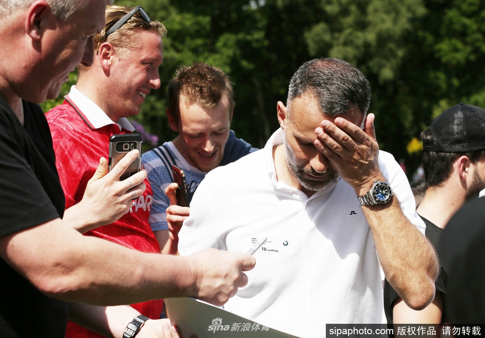 舍甫琴科挥杆瞬间，力量与优雅并存，绿茵杀手的风采在高尔夫领域得到另一种诠释。