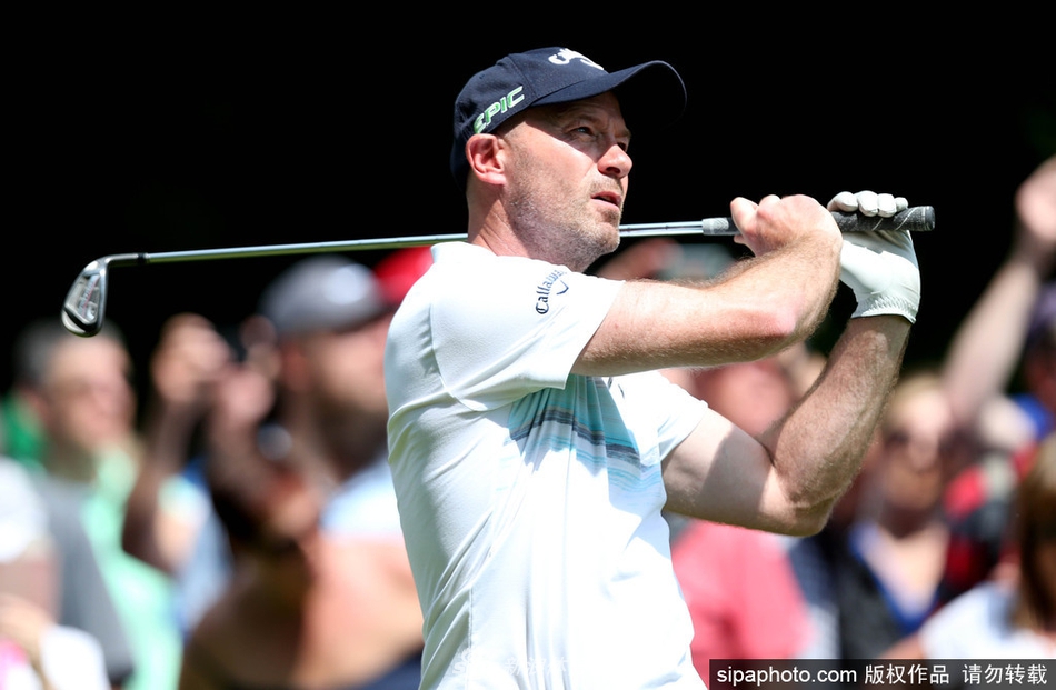 比赛间隙，吉格斯与同行球友展开轻松交流，场面融洽而愉快。