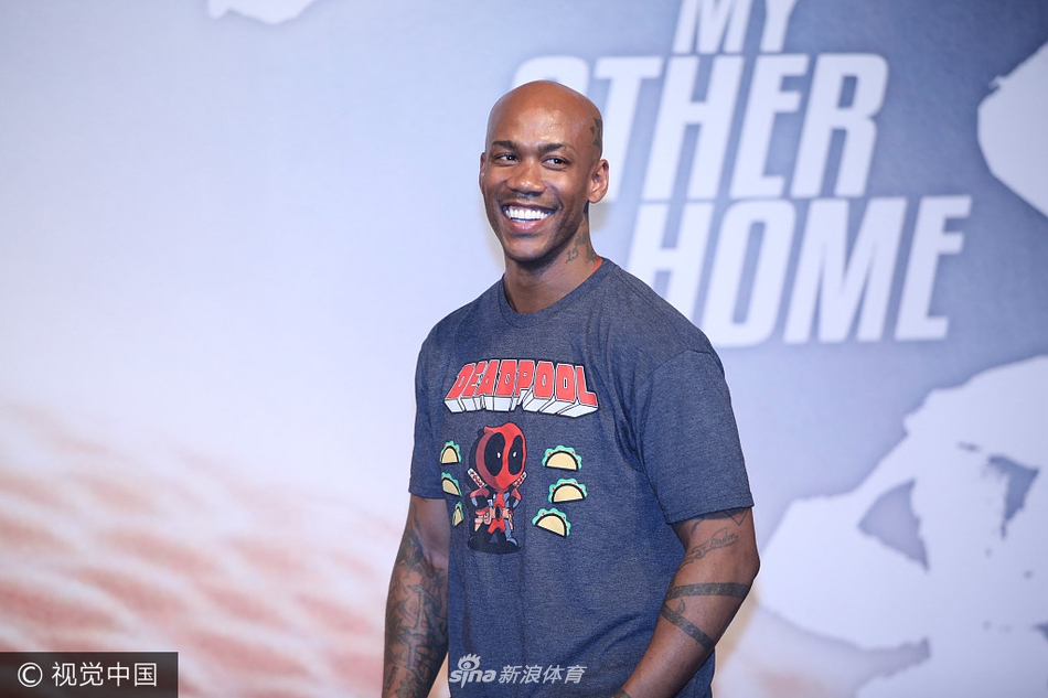 笑容再次绽放在马布里的脸上，他仿佛已经将所有的传闻抛诸脑后。此刻的他只专注于眼前的电影，专注于热爱他的球迷。这自信而温暖的笑容，是给予所有关心他的人最好的定心丸。