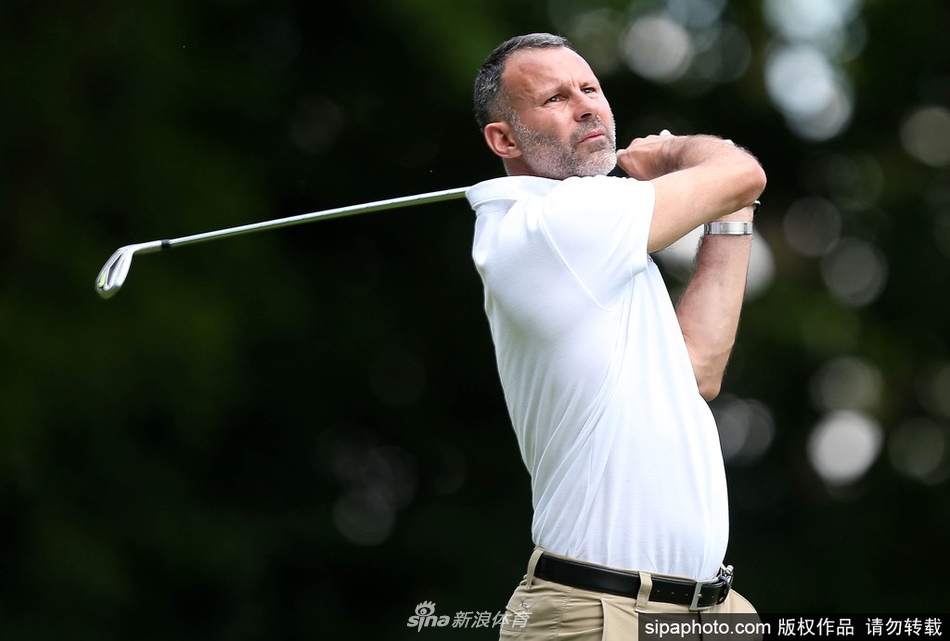 传奇左翼锋锐不减，吉格斯在温特沃斯球场上全神贯注地审视果岭推杆线路。