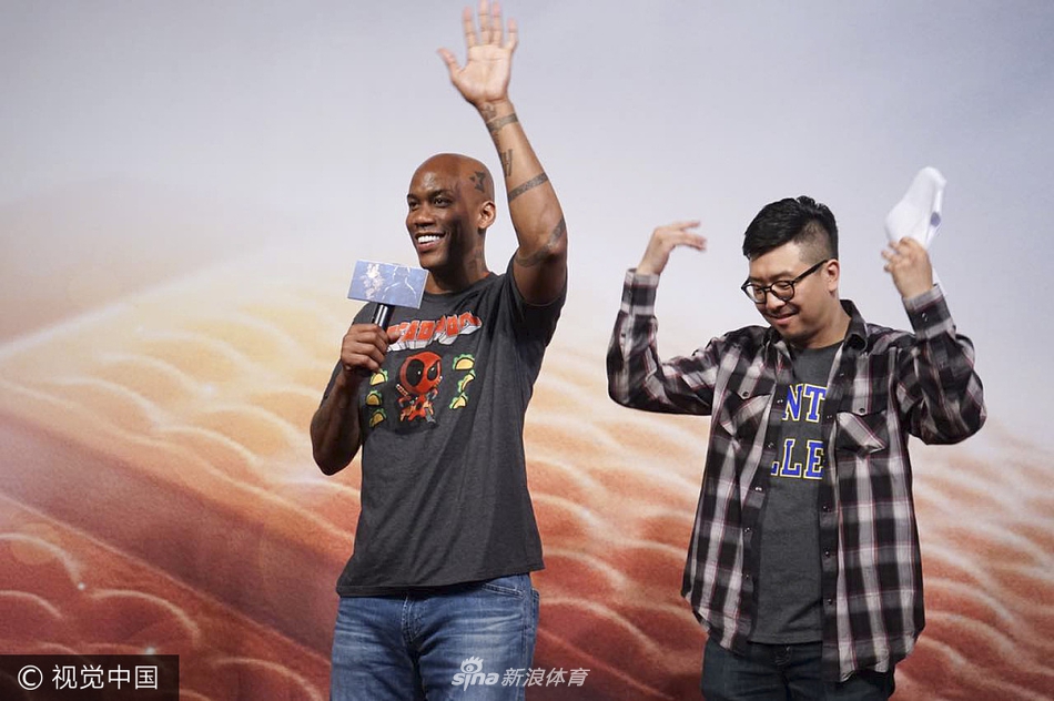 面对镜头，马布里竖起大拇指，露出标志性的灿烂笑容，仿佛将发布会现场变成了他的主场，自信满满地与粉丝分享即将登上大银幕的喜悦。