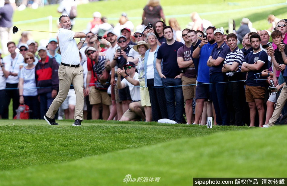 佐拉标志性的笑容绽放在高尔夫球场，意大利传奇正在向观众致意，风采依旧。