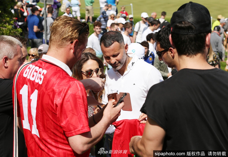 阿兰·希勒精准开球，这位英超历史最佳射手在高尔夫场上也展现出了出色的控制力。